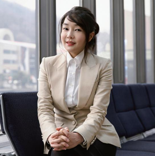  김건희, 윤석렬 총장 부인 화제 ~ 홈페이지가 마비된 이유 ?