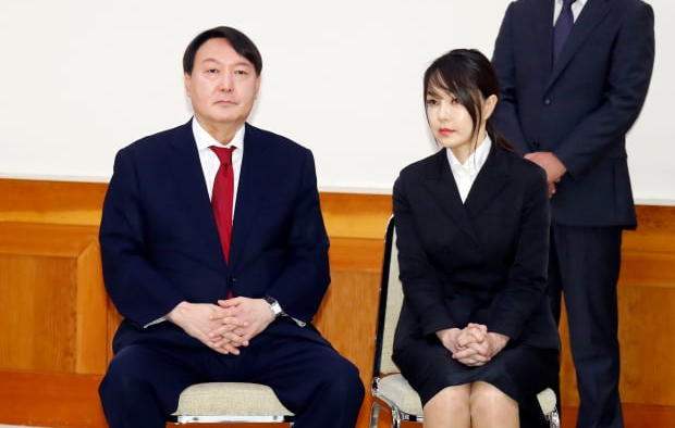  '윤석열 총장 부인' 코바나컨텐츠 대표이사 김건희, 연일 화재