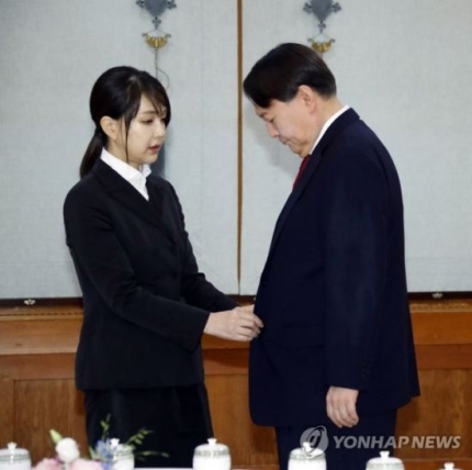 "남편 결혼 당시 통장에 2천만원" 윤석열 부인 김건희, 어떻게 만났나 "남편 결혼 당시 통장에 2천만원" 윤석열 부인 김건희, 어떻게 만났나