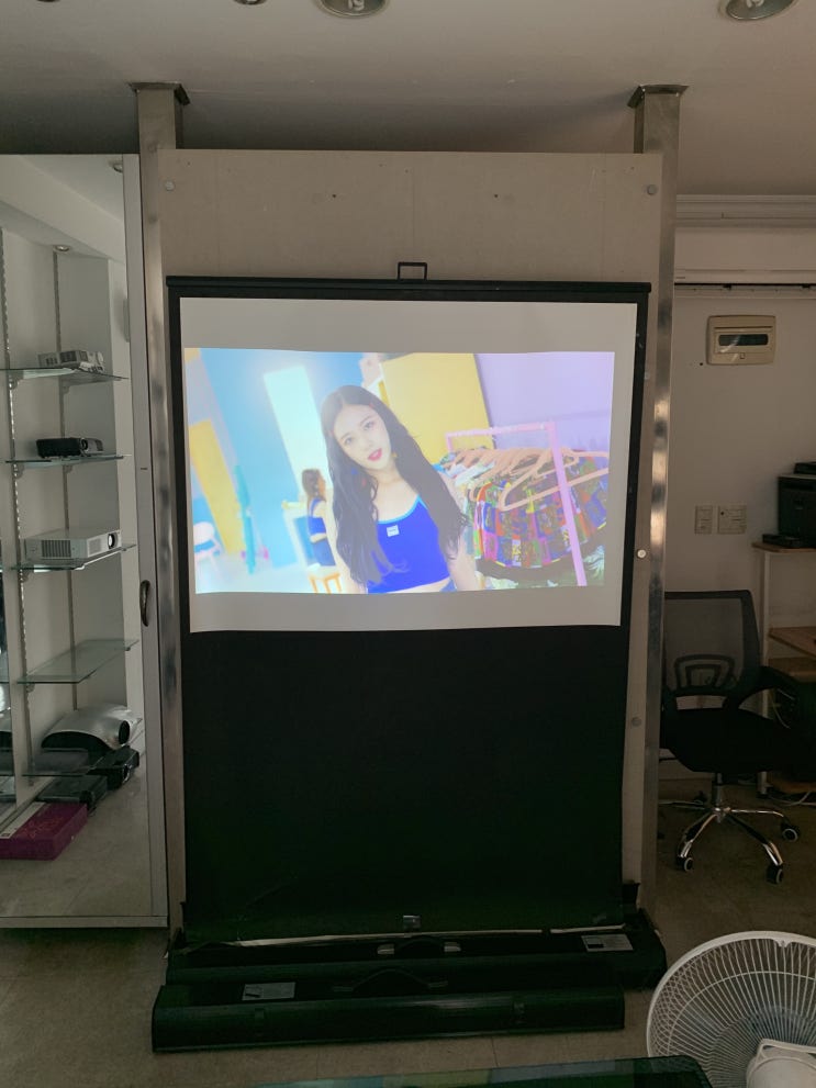  빔프로젝터렌탈 휴대용 스크린 같이 사용해보자