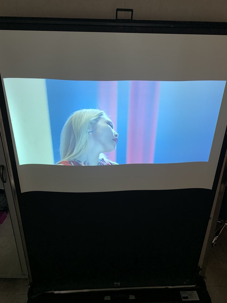  휴대용 캠핑빔프로젝터 가볍고 어디서든 사용가능