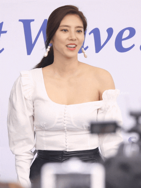  손담비 묵직한 육덕 볼륨 몸매 오프숄더 움짤
