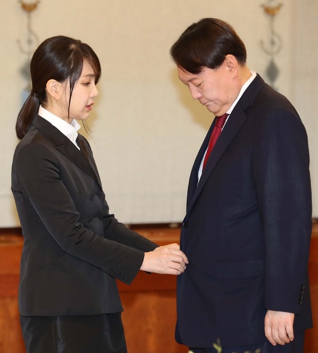 '윤석열 부인' 김건희, 임명장 수여식 동석..꽃다발 받아! 12살 차이 윤석열ㆍ김건희 부부 "나 아니면 결혼 못할 듯해"