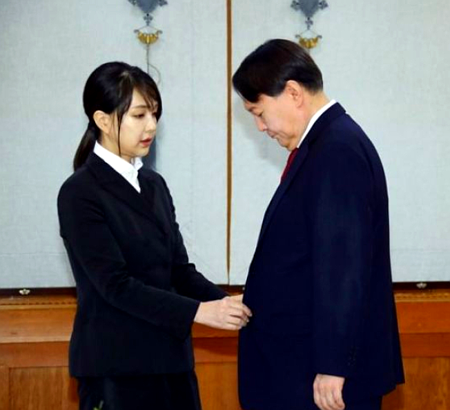  재력에 미모 겸비한 '윤석열 부인' 김건희 대표 '눈길'···윤 총장은 기업에 '경고장'(종합)
