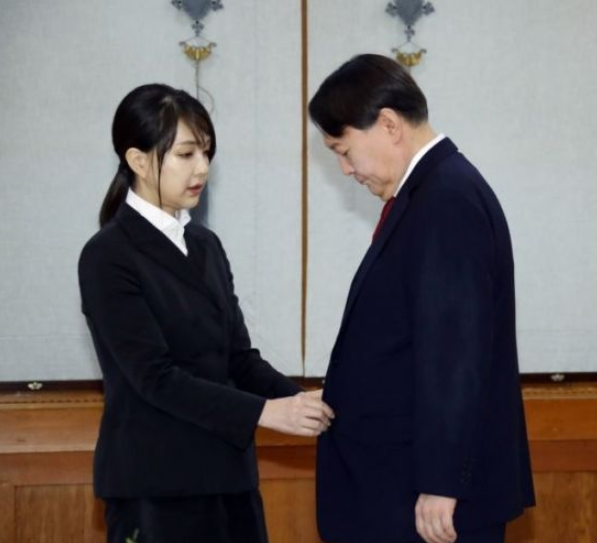  윤석열 부인, 김건희 완전 동안이야 피부보소 광이 터지네