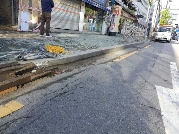  용산구 경계석 커팅 작업 사진입니다.