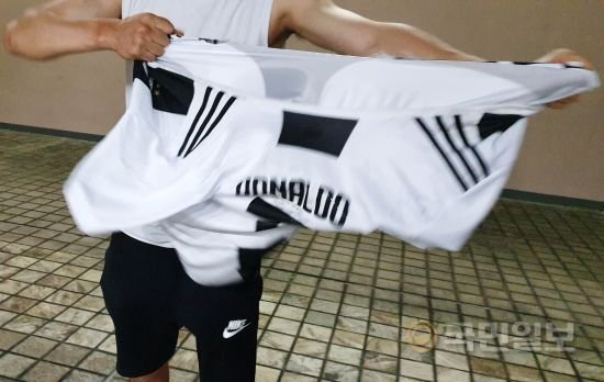 호날두 유니폼 찢고 "메시" 연호…한국에 들불 붙인 유벤투스