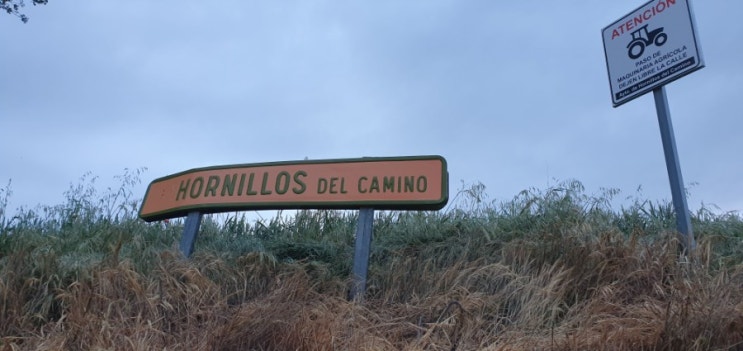  산티아고 순례길 +14/  올니료스 델 까미노(Hornillos del Camino) 에서 까스뜨로헤리즈(Castrojeriz)/ 바람맞고 맑았다가 비맞으면서 예쁜마을로