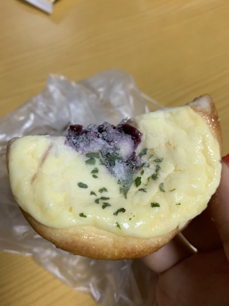  빵으로 시작해서 술로 끝나는 불금 순박한돼식가의 일상&먹부림(이성당빵, 양인제과맘모스빵, 홈플러스단팥빵, 만춘상회, 미니스톱 복숭아 소프트크림, 편의점 쇼핑하기)