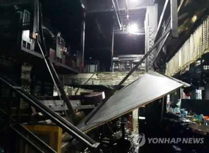 광주 클럽 복층 붕괴로 2명 사망…수영대회 선수 등 17명 부상 광주 클럽 복층 붕괴로 2명 사망…수영대회 선수 등 17명 부상
