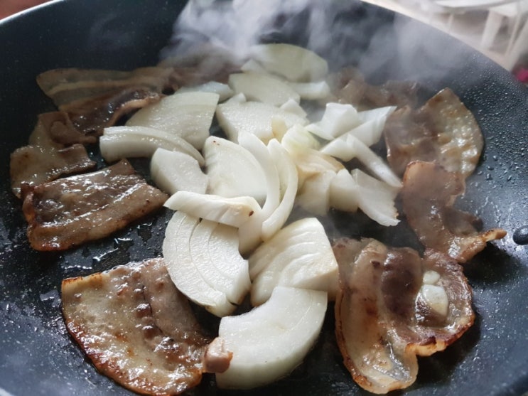  밖에 비가 내리길래 삼겹살을 구웠어요