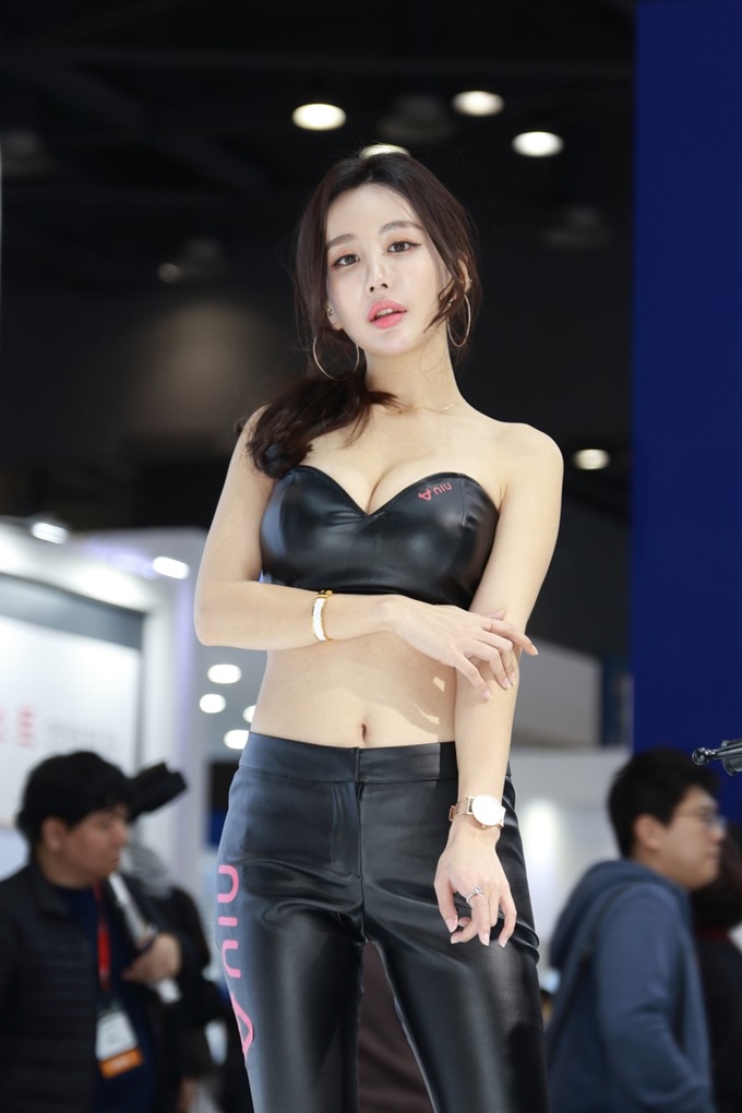  2019년 서울모터쇼 모델 김미진 가죽 탱크탑 아슬아슬 볼륨 노출 