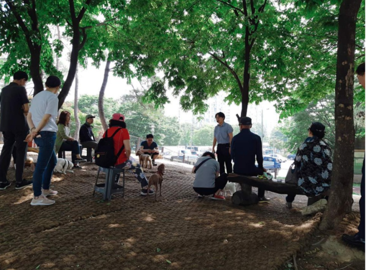  펫티켓 1) 산책하는 반려견을 만지지 마세요.