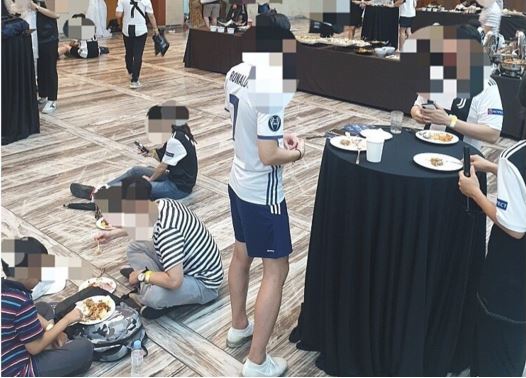  더페스타 뷔페 "땅바닥 식사가 중요한 게 아니야"…초점 맞춰야 할 부분은?