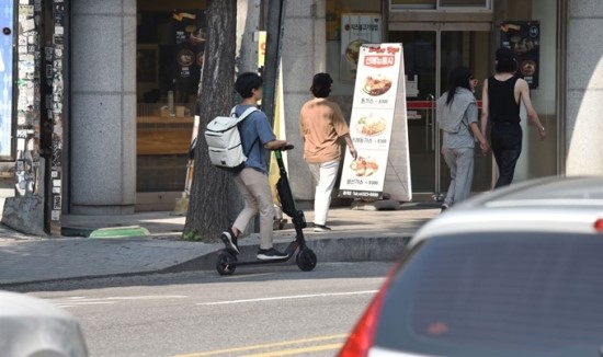'무법 질주' 전동킥보드... 보험 보장도 사각지대 '무법 질주' 전동킥보드... 보험 보장도 사각지대