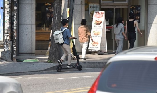 '무법 질주' 전동킥보드... 보험 보장도 사각지대