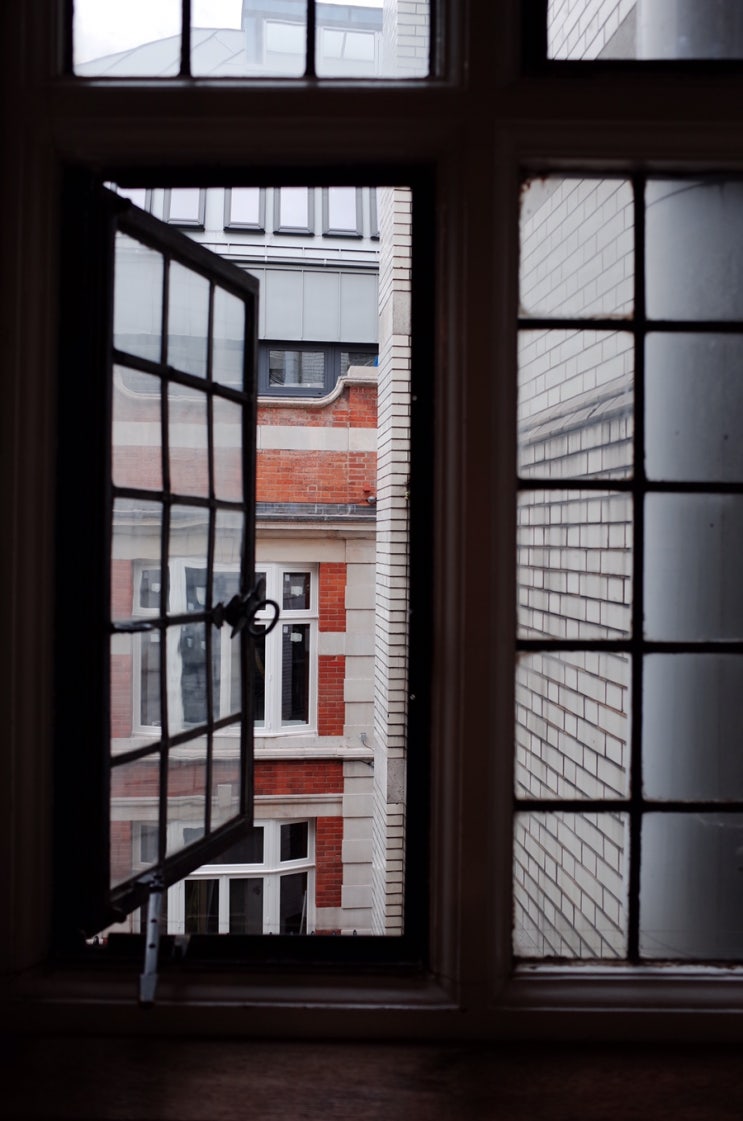  LONDON 002 -