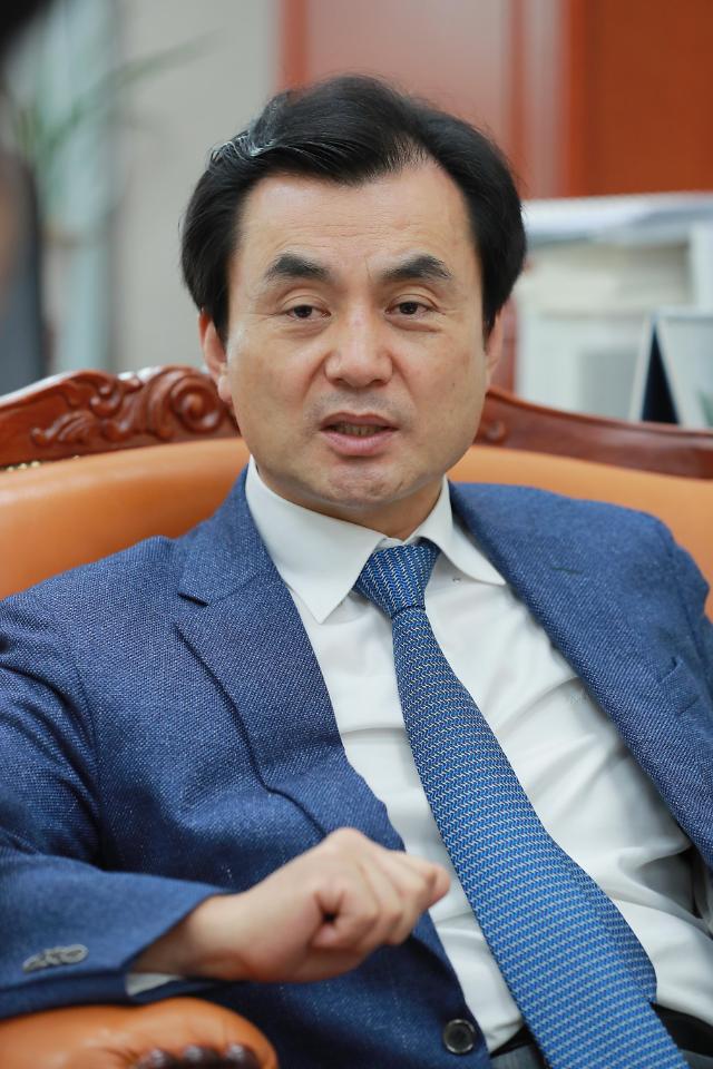 [아주경제] [상임위원장 人터뷰] <b>안규백</b> “방산 규제 철폐 시급... 