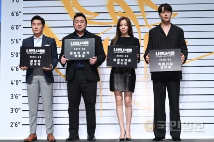 영화 ‘나쁜 녀석들’ 주연 배우들의 포즈 영화 ‘나쁜 녀석들’ 주연 배우들의 포즈