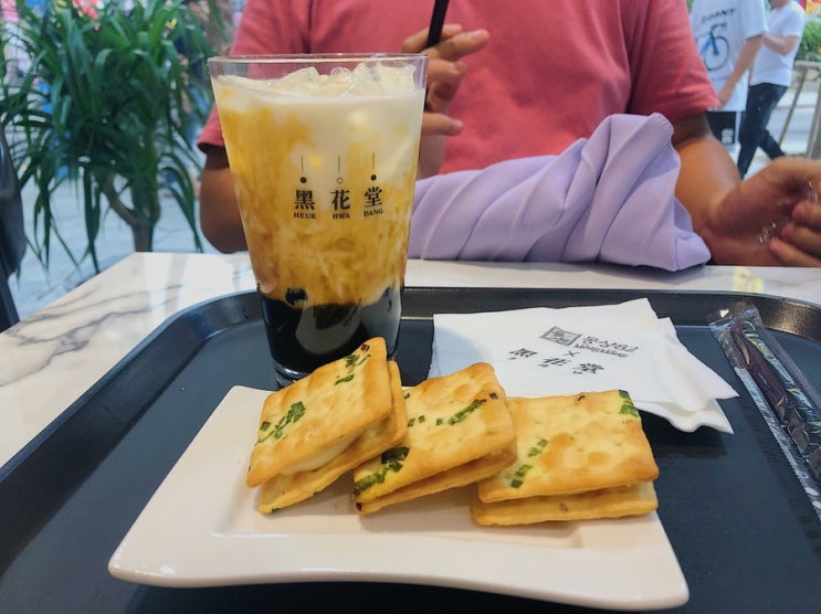  홍대 흑화당 : 흑당버블티 + 누가크래커, 달달하고 쫀득한 맛! 계속 먹고싶은 맛 !!
