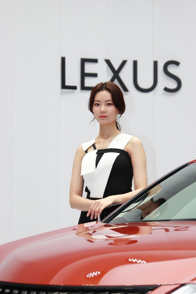  2019년 서울모터쇼 렉서스 모델 정유선 단아 고급진 몸매