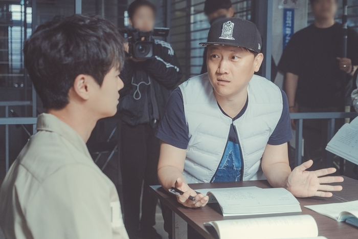  미스터 기간제 성용일 감독, "매회마다 비밀이 하나씩 터진다" 쾌속 전개 예고