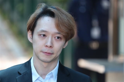 ‘박유천, 집으로 경찰관 불러 접대’ 소문에 경찰 “사실관계 확인 중”