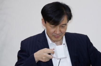 "폴리페서 비판하더니 내로남불이냐"…서울대생들 "조국 교수 사퇴하라" "폴리페서 비판하더니 내로남불이냐"…서울대생들 "조국 교수 사퇴하라"