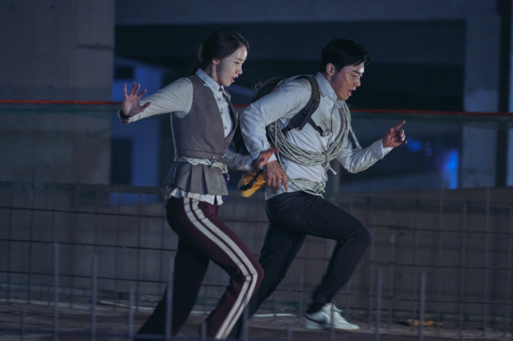  엑시트 를 봤다. 의외로꿀잼