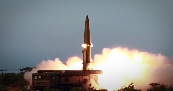  北, 엿새 만에 또 탄도미사일…정경두 "도발하면 우리의 적" (북한이 31일 단거리 탄도미사일 2발 발사, 지난 25일 2발 발사한 지 엿새 만)