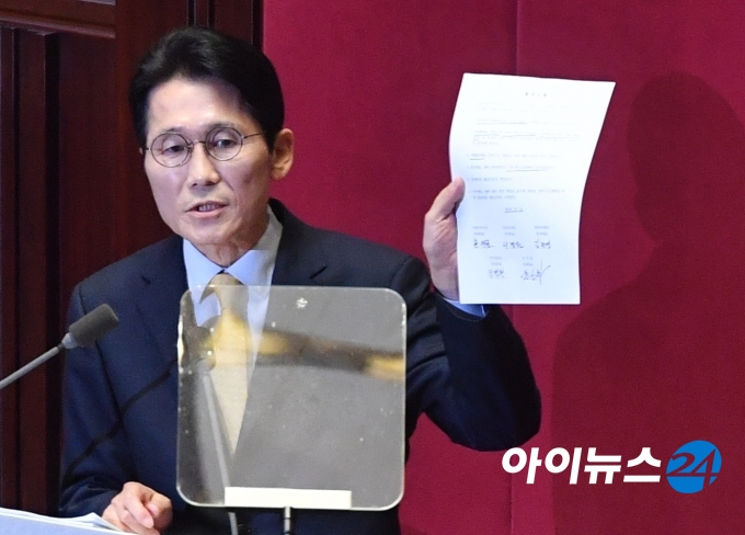 ‘윤소하 협박 소포’ 진보단체 간부 영장심사 출석…구속 여부 초미의 관심 ‘윤소하 협박 소포’ 진보단체 간부 영장심사 출석…구속 여부 초미의 관심