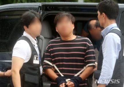  [한국남자]‘윤소하 협박소포’ 30대, 영장심사 출석…얼굴 안가리고 슬쩍 미소
