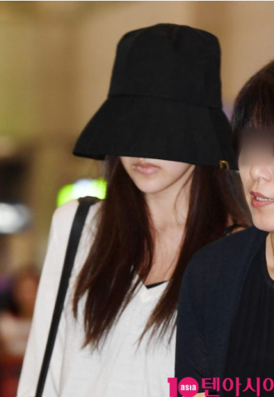  '활동 중단' 트와이스 미나, 母와 함께 입국→눈물...여전히 힘든 모습
