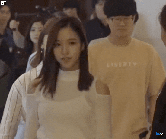  트와이스 미나 ‘엄마손 꼭 잡고 입국’→ 월드 투어 불참 → 일본 갈등 관계 국적 논란 영향?  ‘딸이 걱정스러운 엄마’ 묘이 사치코