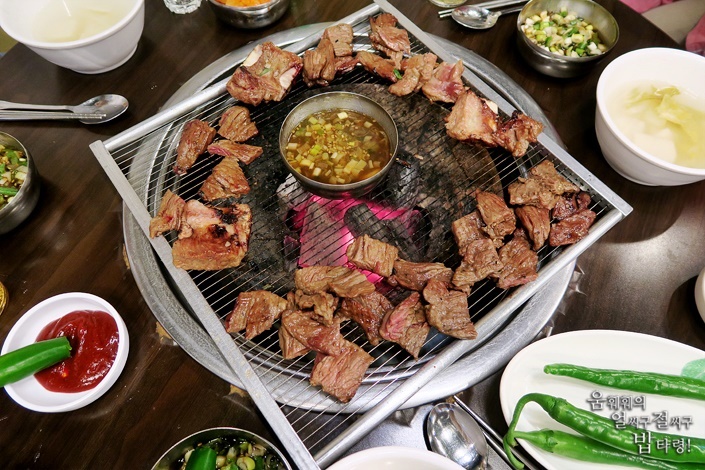  마포 신촌서서갈비 신촌 본점과 달리 서서먹진 않습니다