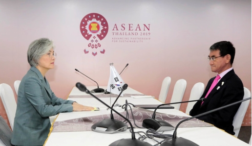  강경화 "화이트리스트 제외 절차 중단 요구", 日추가보복시 GSOMIA(한일군사정보보호협정) 재고 시사..고노 다로 일본 외무상과의 양자회담