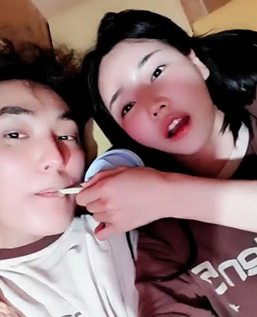  강타-우주안 입맞춤 영상에 열애설 확산…SM 측 "몇년 전 끝난 사이"