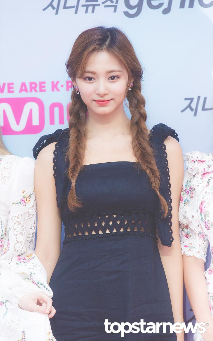  트와이스 쯔위 ZIMMERMANN Verity tie-shoulder linen maxi dress