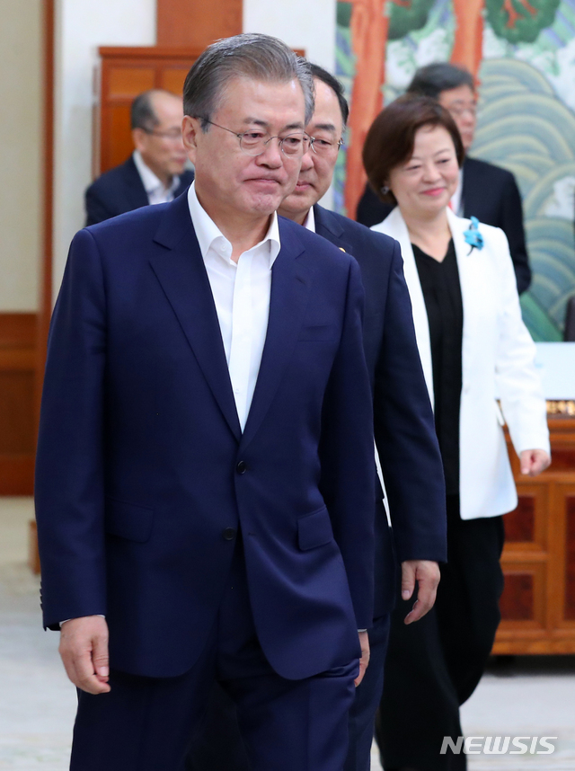 文대통령 국무회의 발언 최초 생중계…사실상 대국민 담화