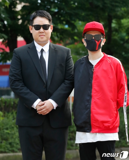  신비주의 가수 'Y군', '구라형'과 함께 출근