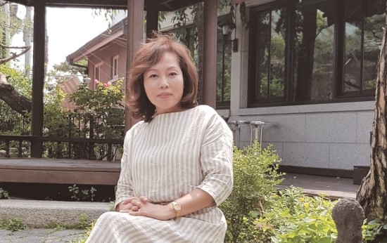  따뜻한 종이의 촉감과 변화무쌍한 색의 세계가 어우러지는 불이(不二)의 미술…윤순원 작가