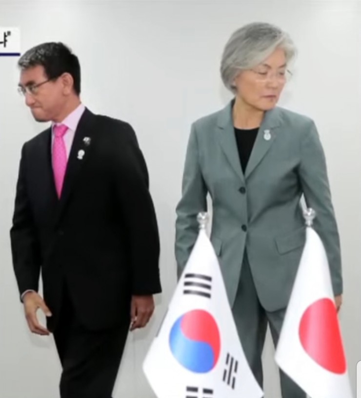  문재인이 얼마나 당해 봐야 정신 차릴려나? 자신들의 잘못은 생각지도 않고 어디다가 경제침략 운운 선동질이고 어느 세월에 기술개발 한답시고 추경타령이냣!!