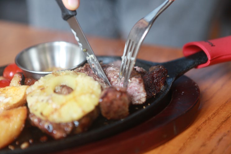  홍대입구 맛집 청첩장 주기 좋은 모임장소 뉴욕스테이크!