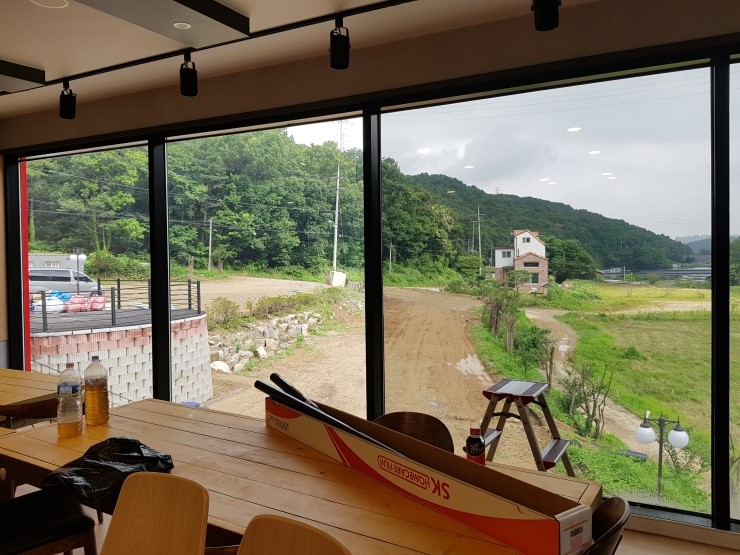  햇빛의 열을 차단하는 창문썬팅지로  유리창문단열필름의 시공효과