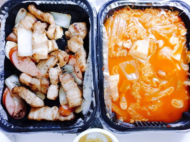  배달 주문한 삼겹살 훈제구이 김치찌개 양도 많고 맛있잖아!