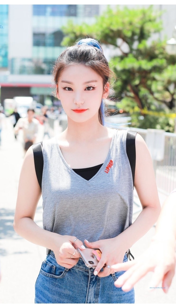  itzy 예지 뮤직뱅크 출근길 코디템 MLB 신발 운동화추천해요