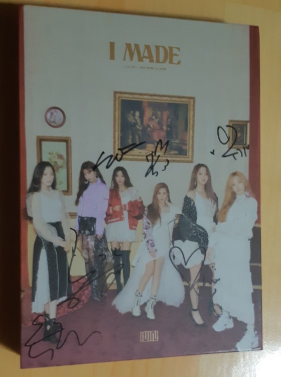  여자아이들싸인cd앨범 (feat김종국,뉴스전단지)