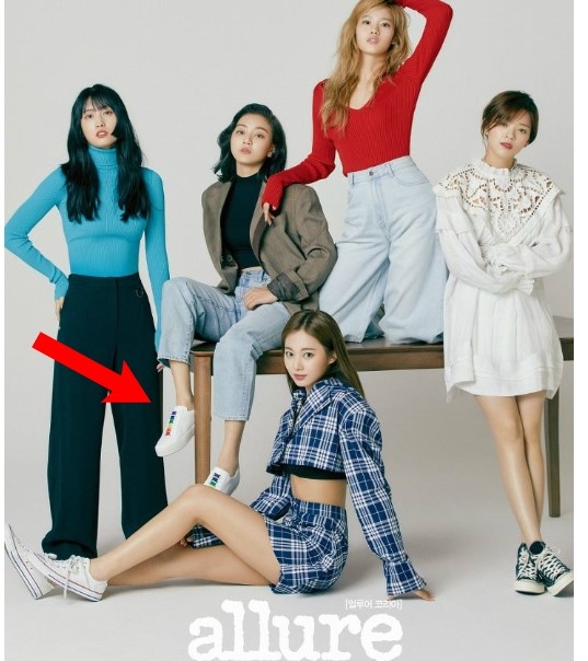  트와이스 지효 마이클코어스 운동화 50%세일 전사이즈!!