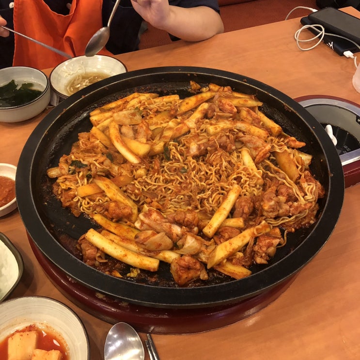  [서울-압구정로데오] 닭으로가압구정본점- 평범한 맛의 닭갈비