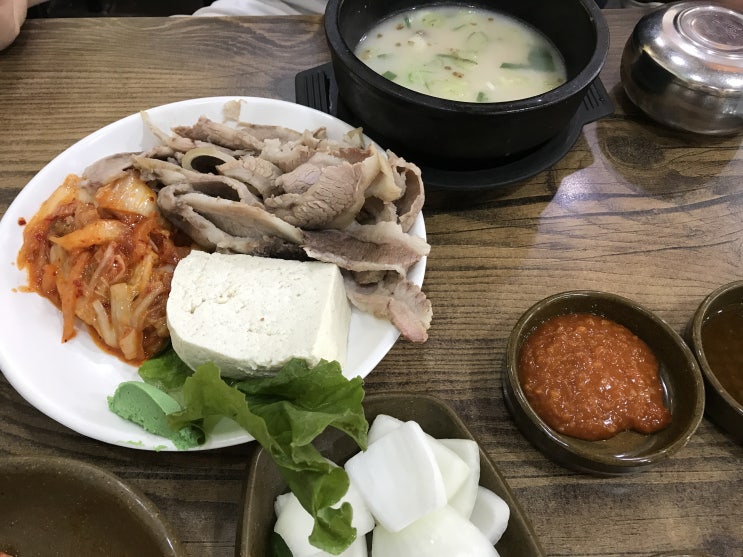  부산 맛집부산 영진 돼지국밥에서 인생 국밥을 찾다